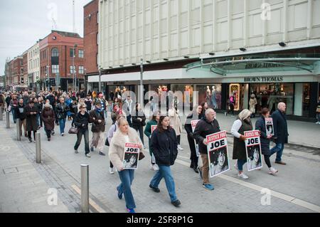 Limerick, Irland. Februar 2025. In Limerick findet ein großer Protest statt, in dem die DPP aufgefordert wird, gegen die Verurteilung gegen den Mörder des Studentenjournalisten Joe Drennan Berufung einzulegen. Das 21-jährige Opfer starb, nachdem es Opfer eines Treffer-and-Run auf der Dublin Road in Castletroy im Oktober 2023 war. Kredit: Karlis Dzjamko/Alamy Live News NICHT FÜR ZEITUNGEN AUSSERHALB IRLANDS GEEIGNET. Kredit: Karlis Dzjamko/Alamy Live News Stockfoto