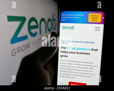 Stuttgart, Deutschland. November 2024. In dieser Abbildung befindet sich ein Mobiltelefon mit der Website des US-amerikanischen Salon-Softwareunternehmens Soham Inc. (Zenoti) auf dem Bildschirm mit Logo. (Foto von Timon Schneider/SOPA Images/SIPA USA) *** ausschließlich für redaktionelle Nachrichten *** Credit: SIPA USA/Alamy Live News Stockfoto