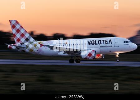 Der Airbus A319-112 A319 der Fluglinie Volotea V7 / VOE mit der Registrierung EC-NDG MSN: 03364 landet am Flughafen Hamburg Finkenwerder EDHI/XFW. Hamburg Deutschland *** Airbus A319 112 A319 der Fluggesellschaft Volotea V7 VOE mit Registrierung EC NDG MSN 03364 landet am Flughafen Hamburg Finkenwerder EDHI XFW Hamburg Deutschland Stockfoto