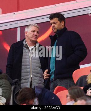 Bastian SCHWEINSTEIGER, Co-Moderator ARD Ex Fussballprofi, DFB Kapitaen Michael BALLACK im Spiel FC BAYERN MÜNCHEN - SV WERDER BREMEN 3-0 am 7. Februar 2025 in München. Saison 2024/2025, 1.Bundesliga, FCB, München, Spieltag 21, 21.Spieltag Fotograf: ddp Images/STAR-Images - DFL-VORSCHRIFTEN VERBIETEN JEDE VERWENDUNG VON FOTOS als BILDSEQUENZEN und/oder QUASI-VIDEO - Credit: ddp Media GmbH/Alamy Live News Stockfoto