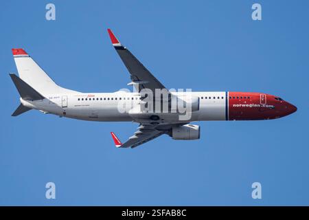 Die Boeing 737-8JP B738 der Fluglinie Norwegian DY/NOZ, Betreiber Norwegian Air Sweden, mit der Registrierung SE-RPF MSN: 42076 fliegt über Hamburg Finkenwerder EDHI/XFW. Hamburg Hamburg Deutschland *** die Boeing 737 8JP B738 der Fluggesellschaft Norwegian DY NOZ , Betreiber Norwegian Air Sweden, mit der Registrierung SE RPF MSN 42076 fliegt über Hamburg Finkenwerder EDHI XFW Hamburg Deutschland Stockfoto