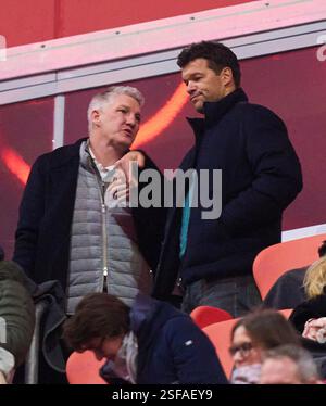 Bastian SCHWEINSTEIGER, Co-Moderator ARD Ex Fussballprofi, DFB Kapitaen Michael BALLACK im Spiel FC BAYERN MÜNCHEN - SV WERDER BREMEN 3-0 am 7. Februar 2025 in München. Saison 2024/2025, 1.Bundesliga, FCB, München, Spieltag 21, 21.Spieltag-Fotograf: ddp-Bilder / STAR-Bilder - DFL-VORSCHRIFTEN VERBIETEN JEDE VERWENDUNG VON FOTOGRAFIEN als BILDSEQUENZEN und/oder QUASI-VIDEO - Stockfoto