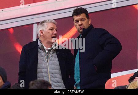 Bastian SCHWEINSTEIGER, Co-Moderator ARD Ex Fussballprofi, DFB Kapitaen Michael BALLACK im Spiel FC BAYERN MÜNCHEN - SV WERDER BREMEN 3-0 am 7. Februar 2025 in München. Saison 2024/2025, 1.Bundesliga, FCB, München, Spieltag 21, 21.Spieltag Fotograf: Peter Schatz - DFL-VORSCHRIFTEN VERBIETEN JEDE VERWENDUNG VON FOTOGRAFIEN als BILDSEQUENZEN und/oder QUASI-VIDEO - Stockfoto