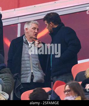 Bastian SCHWEINSTEIGER, Co-Moderator ARD Ex Fussballprofi, DFB Kapitaen Michael BALLACK im Spiel FC BAYERN MÜNCHEN - SV WERDER BREMEN 3-0 am 7. Februar 2025 in München. Saison 2024/2025, 1.Bundesliga, FCB, München, Spieltag 21, 21.Spieltag Fotograf: ddp Images/STAR-Images - DFL-VORSCHRIFTEN VERBIETEN JEDE VERWENDUNG VON FOTOS als BILDSEQUENZEN und/oder QUASI-VIDEO - Credit: ddp Media GmbH/Alamy Live News Stockfoto