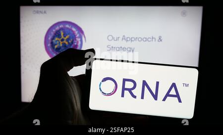 Stuttgart, Deutschland. November 2024. In dieser Abbildung hält eine Person ein Smartphone mit dem Logo des US-amerikanischen Biotechnologie-Unternehmens Orna Therapeutics Inc. Auf dem Bildschirm vor der Website. Quelle: SOPA Images Limited/Alamy Live News Stockfoto