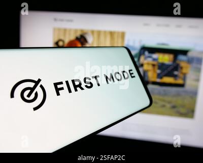 Stuttgart, Deutschland. November 2024. In dieser Abbildung ist ein Mobiltelefon mit dem Logo des Batterieunternehmens First Mode Holdings Inc. Auf dem Bildschirm vor der Business-Website zu sehen. Quelle: SOPA Images Limited/Alamy Live News Stockfoto