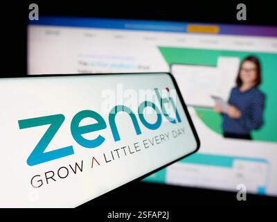 Stuttgart, Deutschland. November 2024. In dieser Abbildung ist ein Smartphone mit dem Logo des amerikanischen Salon Software-Unternehmens Soham Inc. (Zenoti) auf dem Bildschirm vor der Website zu sehen. Quelle: SOPA Images Limited/Alamy Live News Stockfoto