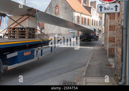 Rückwärtsmanöver eines außergewöhnlichen Konvois, der ein Windturbinenschaufel von mehr als 50 m transportiert, um nach links zu biegen. Stockfoto