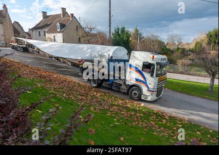 Ein außergewöhnlicher Konvoi, der ein Windenergieblatt transportiert, manövriert, um die Richtung zu ändern. Stockfoto