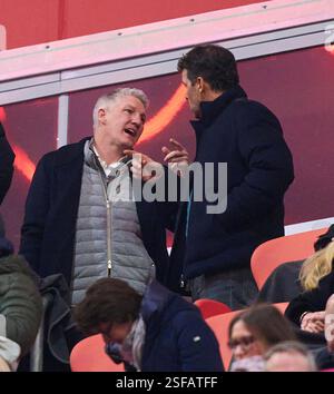 Bastian SCHWEINSTEIGER, Co-Moderator ARD Ex Fussballprofi, DFB Kapitaen Michael BALLACK im Spiel FC BAYERN MÜNCHEN - SV WERDER BREMEN 3-0 am 7. Februar 2025 in München. Saison 2024/2025, 1.Bundesliga, FCB, München, Spieltag 21, 21.Spieltag-Fotograf: ddp-Bilder / STAR-Bilder - DFL-VORSCHRIFTEN VERBIETEN JEDE VERWENDUNG VON FOTOGRAFIEN als BILDSEQUENZEN und/oder QUASI-VIDEO - Stockfoto