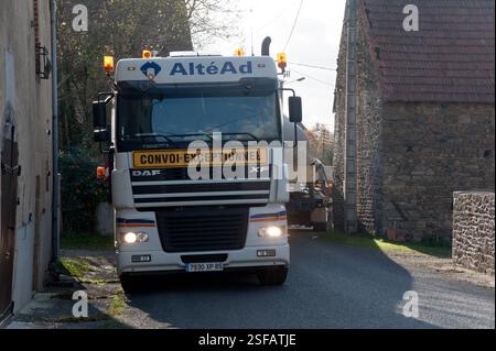 In einer schwierigen Passage transportiert ein Sattelauflieger der Firma AltéAd ein Windenergieblatt in einem außergewöhnlichen Konvoi. Stockfoto