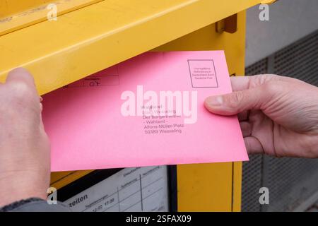 Hand wirft den Wahlbrief zur Briefwahl zur Bundestagswahl am 23.02.2025 in einem Briefkasten *** Hand wirft den Briefwahlbrief zur Bundestagswahl am 23. Februar 2025 in einen Briefkasten GMS18547 Stockfoto