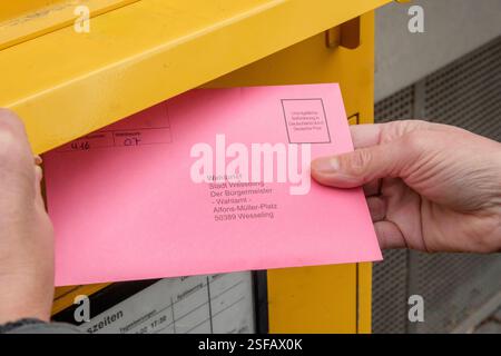 Hand wirft den Wahlbrief zur Briefwahl zur Bundestagswahl am 23.02.2025 in einem Briefkasten *** Hand wirft den Briefwahlbrief zur Bundestagswahl am 23. Februar 2025 in einen Briefkasten GMS18548 Stockfoto