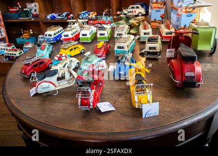 Porto, Portugal, Detail-Autospielzeug auf dem Display, Blick ins Innere, Old Oldtimer Shop, Shopping, traditionell, Innenausstattung, Sammlung, altmodische Spielzeuge Stockfoto