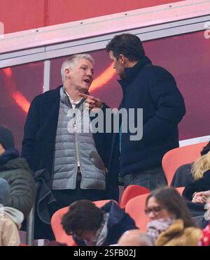 Bastian SCHWEINSTEIGER, Co-Moderator ARD Ex Fussballprofi, DFB Kapitaen Michael BALLACK im Spiel FC BAYERN MÜNCHEN - SV WERDER BREMEN 3-0 am 7. Februar 2025 in München. Saison 2024/2025, 1.Bundesliga, FCB, München, Spieltag 21, 21.Spieltag-Fotograf: ddp-Bilder / STAR-Bilder - DFL-VORSCHRIFTEN VERBIETEN JEDE VERWENDUNG VON FOTOGRAFIEN als BILDSEQUENZEN und/oder QUASI-VIDEO - Stockfoto