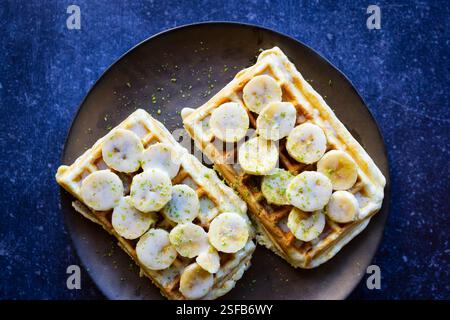 Waffeln mit Banane, Limettenschale und Kondensmilch Stockfoto