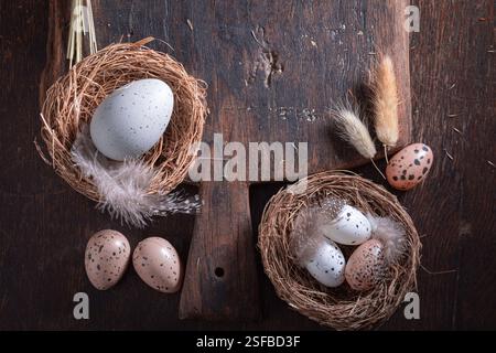 Flacher Osterhintergrund als Grußkarte. Osterhintergrund mit Kopierraum. Stockfoto