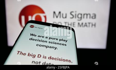Stuttgart, Deutschland. November 2024. In dieser Abbildung ist ein Smartphone mit der Website des US-amerikanischen Datenanalyseunternehmens Mu Sigma Inc. Auf dem Bildschirm vor dem Geschäftslogo zu sehen. (Credit Image: © Timon Schneider/SOPA Images via ZUMA Press Wire) NUR REDAKTIONELLE VERWENDUNG! Nicht für kommerzielle ZWECKE! Stockfoto