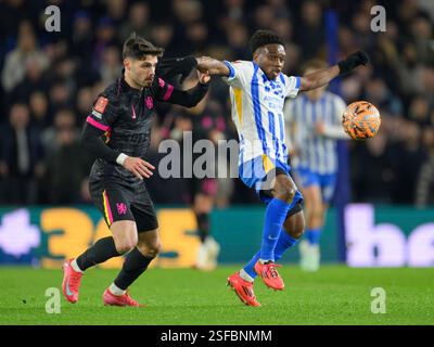Brighton und Hove, Großbritannien. Februar 2025. Brighton und Hove Brighton, England, 8. Februar 2025. Brighton & Hove Albion's Tariq Lamptey (rechts) unter Druck von Pedro Neto (links) während des Emirates FA Cup 4th Round Football Matches zwischen Brighton & Hove Albion und Chelsea im American Express Stadium, England. (David Horton/SPP) (David Horton/SPP) Credit: SPP Sport Press Photo. /Alamy Live News Stockfoto