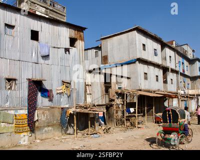 Informelle Siedlung entlang Showari Ghat, Dhaka, Bangladesch, mit urbaner Armut, provisorischem Wohnraum, und das tägliche Leben seiner Bewohner. Stockfoto