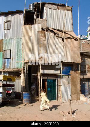 Informelle Siedlung entlang Showari Ghat, Dhaka, Bangladesch, mit urbaner Armut, provisorischem Wohnraum, und das tägliche Leben seiner Bewohner. Stockfoto