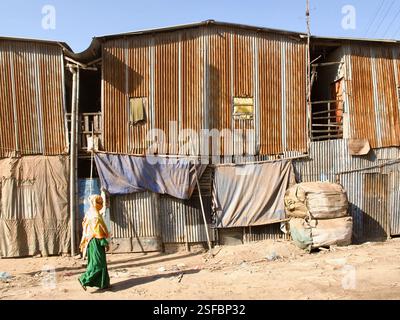 Informelle Siedlung entlang Showari Ghat, Dhaka, Bangladesch, mit urbaner Armut, provisorischem Wohnraum, und das tägliche Leben seiner Bewohner. Stockfoto