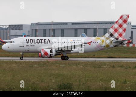 Der Airbus A319-112 A319 der Fluglinie Volotea V7 / VOE mit der Registrierung EC-NDG MSN: 03364 landet am Flughafen Hamburg Finkenwerder EDHI/XFW. Hamburg Deutschland *** Airbus A319 112 A319 der Fluggesellschaft Volotea V7 VOE mit Registrierung EC NDG MSN 03364 landet am Flughafen Hamburg Finkenwerder EDHI XFW Hamburg Deutschland Stockfoto