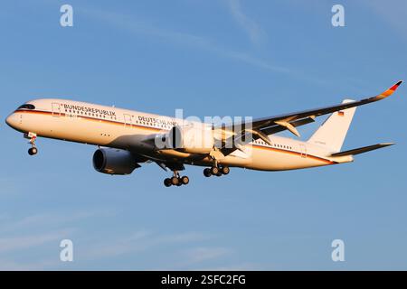 Der Airbus A350-941 A359 der Fluglinie German Air Force / GAF mit der Registrierung 1003 MSN: 416 landet am Flughafen Hamburg Airport EDDH/HAM. Hamburg Hamburg Deutschland *** der Airbus A350 941 A359 der deutschen Luftwaffe GAF mit der Registrierung 10 03 MSN 416 landet am Flughafen Hamburg EDDH HAM Hamburg Deutschland Stockfoto
