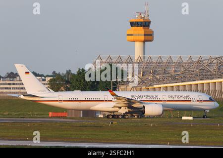Der Airbus A350-941 A359 der Fluglinie German Air Force / GAF mit der Registrierung 1003 MSN: 416 rollt am Flughafen Hamburg Airport EDDH/HAM. Hamburg Hamburg Deutschland *** der Airbus A350 941 A359 der Fluggesellschaft German Air Force GAF mit der Registrierung 10 03 MSN 416 fährt am Flughafen Hamburg EDDH HAM Hamburg Deutschland Stockfoto