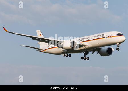 Der Airbus A350-941 A359 der Fluglinie German Air Force / GAF mit der Registrierung 1003 MSN: 416 landet am Flughafen Hamburg Airport EDDH/HAM. Hamburg Hamburg Deutschland *** der Airbus A350 941 A359 der deutschen Luftwaffe GAF mit der Registrierung 10 03 MSN 416 landet am Flughafen Hamburg EDDH HAM Hamburg Deutschland Stockfoto