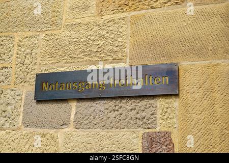 Notausgang freihalten, Notausgangsschild auf Deutsch an der Außenwand des Alten Schlosses in Stuttgart, Baden-Württemberg, Deutschland. Stockfoto