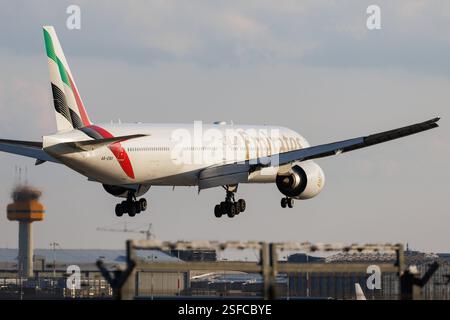Die Boeing 777-31HER B77W der Fluglinie Emirates EK / VAE mit der Registrierung A6-ENV MSN: 41368 landet am Flughafen Hamburg Airport EDDH/HAM. Hamburg Deutschland *** die Boeing 777 31H er B77W von Emirates EK VAE mit der Registrierung A6 ENV MSN 41368 landet am Flughafen Hamburg Hamburg Hamburg Deutschland Stockfoto