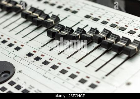 Nahaufnahme der schwarzen Fader des dj-Controllers, selektives Fokusbild Stockfoto