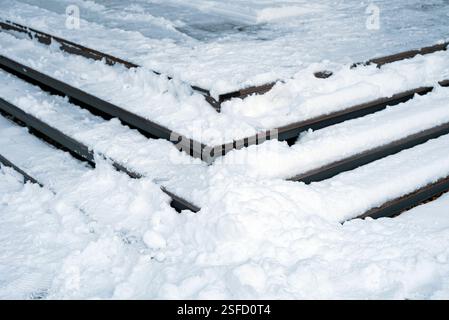 Schlecht geputzte Stufen unter Schnee, keine Leute, Winterszene Stockfoto