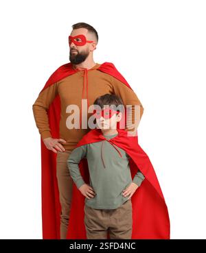 Vater und Sohn tragen Superheldenkostüme auf weißem Hintergrund Stockfoto