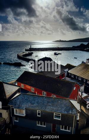 Der Hafen von Mevagissey zeigt alte Fischerhäuser und Chapel Point, Mevagissey, Cornwall Stockfoto