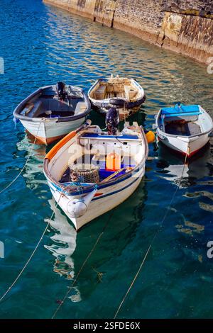 Kleine Fischerboote liegen zusammen im Hafen von Mevagissey, Cornwall, Großbritannien Stockfoto