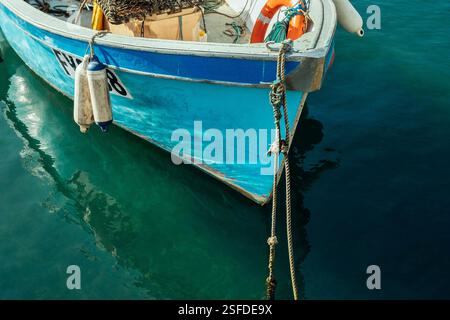 Blau lackiertes verwittertes Holzfischboot, Bugdetail, mit Seilen im Hafen von Mevagissey, Cornwall, Großbritannien Stockfoto