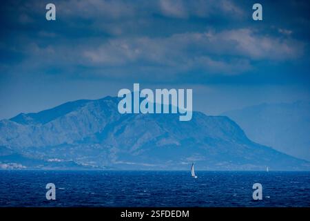 Segelboot, vor der Insel Brač, Adria mit dem kroatischen Festland im Hintergrund Stockfoto