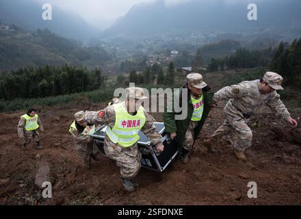 Chengdu, Chinas Provinz Sichuan. Februar 2025. Rettungskräfte bringen Notfallausrüstung an der Stelle eines Erdrutsches im Junlian County in der Stadt Yibin, südwestchinesische Provinz Sichuan, 9. Februar 2025. Quelle: Jiang Hongjing/Xinhua/Alamy Live News Stockfoto