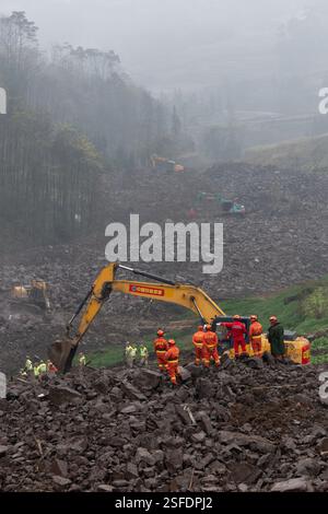 Chengdu, Chinas Provinz Sichuan. Februar 2025. Rettungskräfte suchen nach vermissten Personen an der Stelle eines Erdrutsches im Junlian County in der Stadt Yibin, südwestchinesische Provinz Sichuan, 9. Februar 2025. Quelle: Jiang Hongjing/Xinhua/Alamy Live News Stockfoto