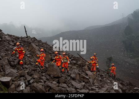 Chengdu, Chinas Provinz Sichuan. Februar 2025. Rettungskräfte suchen nach vermissten Personen an der Stelle eines Erdrutsches im Junlian County in der Stadt Yibin, südwestchinesische Provinz Sichuan, 9. Februar 2025. Quelle: Jiang Hongjing/Xinhua/Alamy Live News Stockfoto