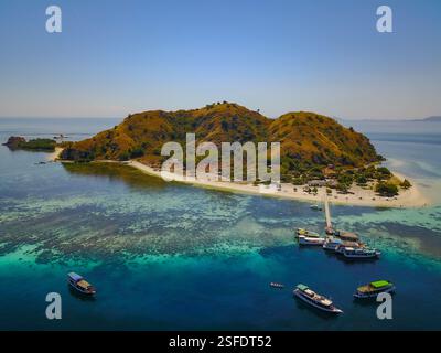 Aus der Vogelperspektive der Touristenboote vor der Küste der Insel Kelor, Komodo Nationalpark, Ost-Nusa Tenggara, Indonesien Stockfoto