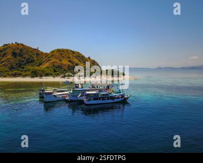 Touristenboote vor der Küste von Kelor, Komodo Nationalpark, East Nusa Tenggara, Indonesien Stockfoto