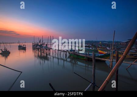 Boote, die bei Sonnenaufgang im Tanjung Kait Hafen liegen, Mauk District, Tangerang Regency, Banten, West Java, Indonesien Stockfoto
