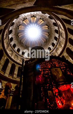 Niedriger Blick auf die Kuppel in der Grabeskirche, Jerusalem, Israel Stockfoto
