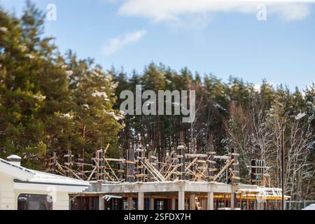 Erster Stock eines Vorstadthauses im Bau, Kippschieber Stockfoto
