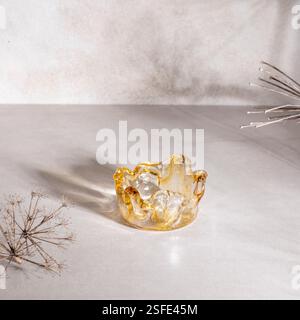 Abstraktes farbiges Glasobjekt für luxuriöse Wohnzimmerdekoration Stockfoto