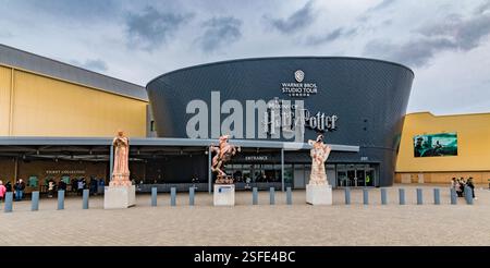 Großes Panorama auf das vordere Äußere und den Haupteingang der berühmten Warner Bros Studio Tour London – The Making of Harry Potter in Leavesden,... Stockfoto