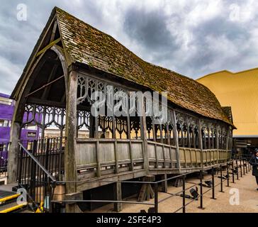 Toller Blick auf die berühmte hölzerne Hogwarts Brücke auf dem Hinterland der beliebten Warner Bros Studio Tour London – The Making of Harry Potter in... Stockfoto